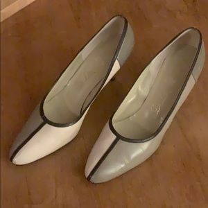 Vintage DeLiso leather heels. Grey Color block.